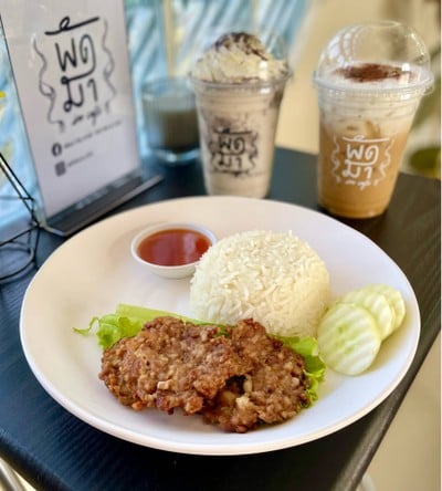 🍛 ข้าวหมูก้อน พัดมา In Cafe’. (ราคา 89 บาท)