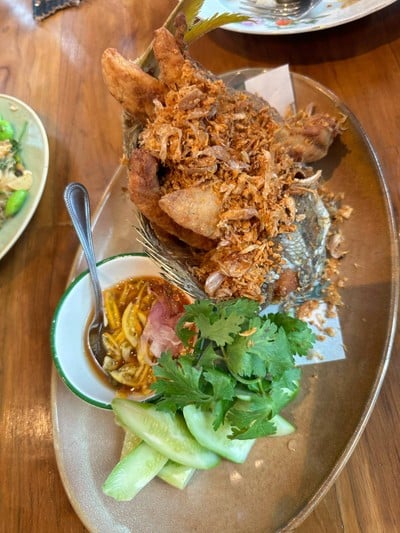 ปลาหางเหลืองทอด พร้อมน้ำจิ้มหน้าตาไม่คุ้น