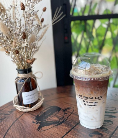 ☕️ Iced Latte. (Price 70 Baht.)