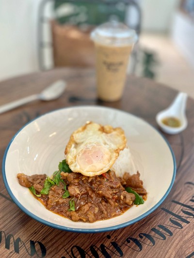 🍛 เนื้อผัดพริกแกง+ไข่ดาวราดข้าว. (ราคา 89 บาท)