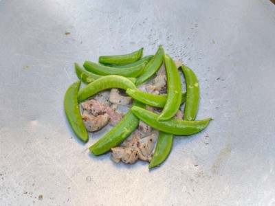 วิธีทำ ถั่วลันเตาผัดใส่หมูหมักพริกไทยดำ วิธีทำ ถั่วลันเตาผัดใส่หมูหมักพริกไทยดำ