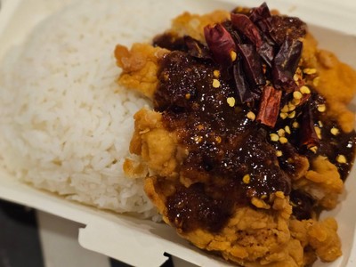 ข้าวไก่ทอดซอสแจ่วแซ่บ