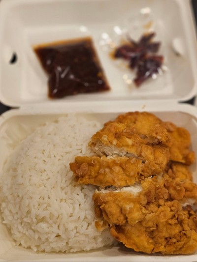 ข้าวไก่ทอดซอสแจ่วแซ่บ