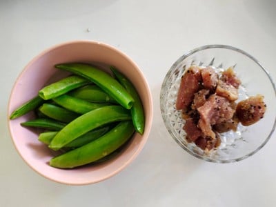 วิธีทำ ถั่วลันเตาผัดใส่หมูหมักพริกไทยดำ วิธีทำ ถั่วลันเตาผัดใส่หมูหมักพริกไทยดำ
