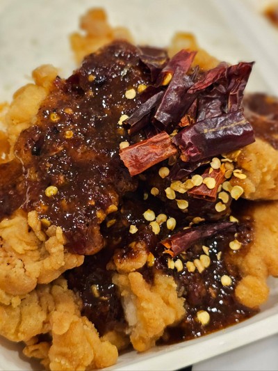 ข้าวไก่ทอดซอสแจ่วแซ่บ