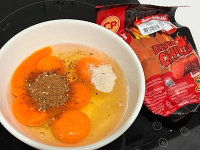 วิธีทำ ไข่เจียวหม่าล่าไส้กรอกเผ็ด!