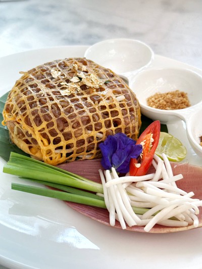 ผัดไทยมันกุ้งห่อหข่