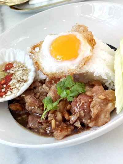 ข้าวกระเทียมพริกไทย ไข่ดาว
