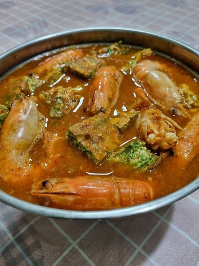 แกงส้มกุ้งใหญ่