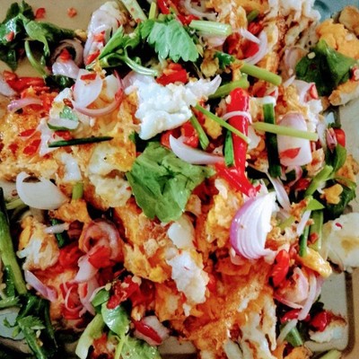 ยำไข่ดาวอน่อยจัดจ้าน