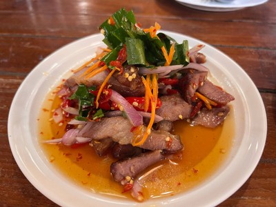 ยำคอหมูย่าง