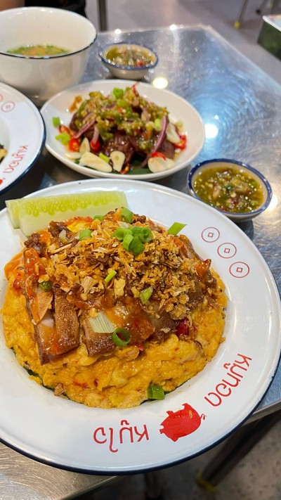 ข้าวไข่ขยี้หมูสามชั้นซอสสุกี้กวางตุ้ง