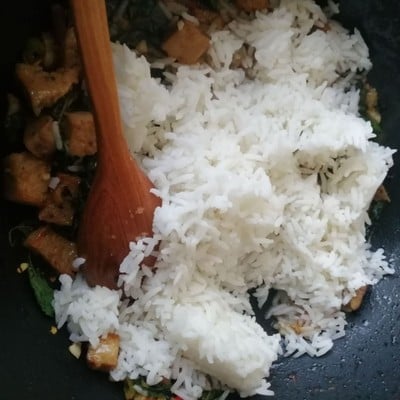 วิธีทำ ข้าวผัดกระเพราหมูยอ