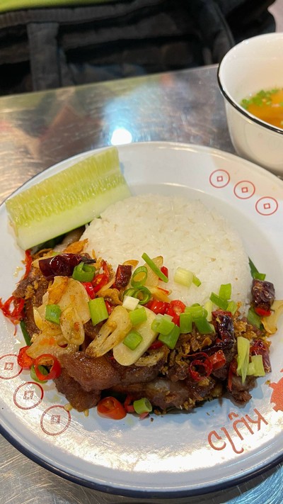 ข้าวหมูสามชั้นผัดพริกเกลือ