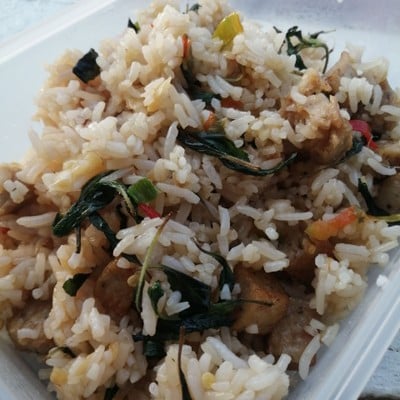 ข้าวผัดกระเพราหมูยอ