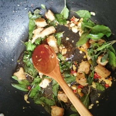 วิธีทำ ข้าวผัดกระเพราหมูยอ