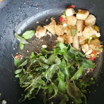 วิธีทำ ข้าวผัดกระเพราหมูยอ