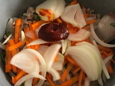 วิธีทำ หมูสับผัดโคชูจังใส่ไส้กรอก วิธีทำ หมูสับผัดโคชูจังใส่ไส้กรอก