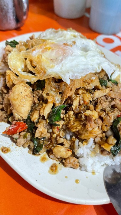กะเพราหมู-ไก่ ไข่ดาวราดข้าว