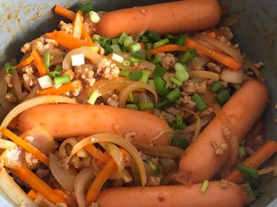 วิธีทำ หมูสับผัดโคชูจังใส่ไส้กรอก วิธีทำ หมูสับผัดโคชูจังใส่ไส้กรอก