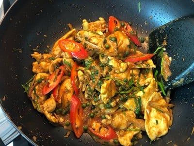 อกไก่ผัดพริกแกง