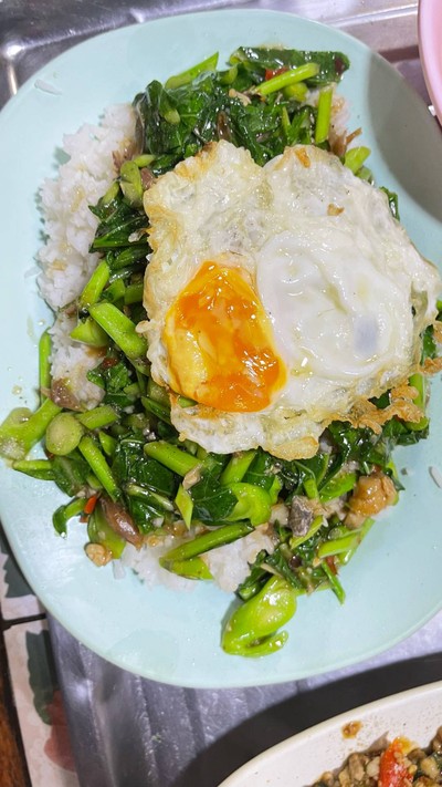 คะน้าปลาเค็มไข่ดาวราดข้าว