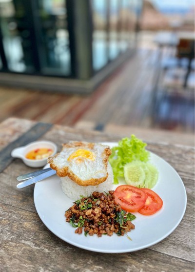 🍛 ข้าวกะเพราหมูสับไข่ดาว. (ราคา 140 บาท)