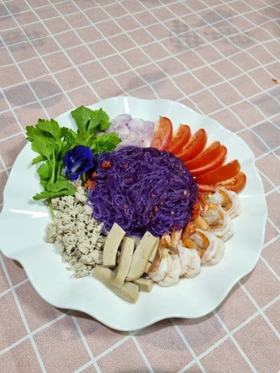 ยำวุ้นเส้นอัญชัญ