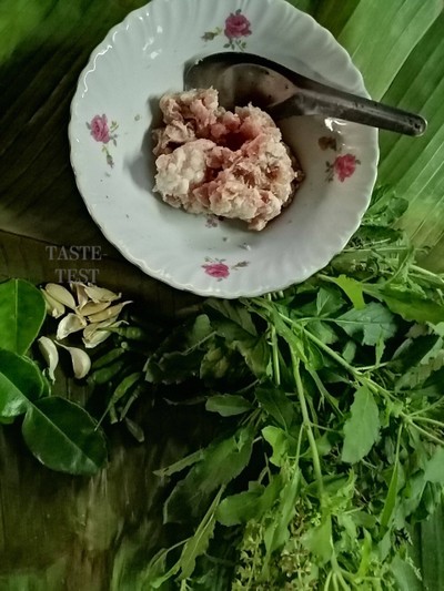 วิธีทำ กระเพราไก่สับใส่ใบมะกรูด วิธีทำ กระเพราไก่สับใส่ใบมะกรูด