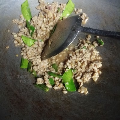 วิธีทำ กระเพราไก่สับใส่ใบมะกรูด วิธีทำ กระเพราไก่สับใส่ใบมะกรูด