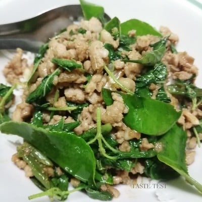 วิธีทำ กระเพราไก่สับใส่ใบมะกรูด วิธีทำ กระเพราไก่สับใส่ใบมะกรูด