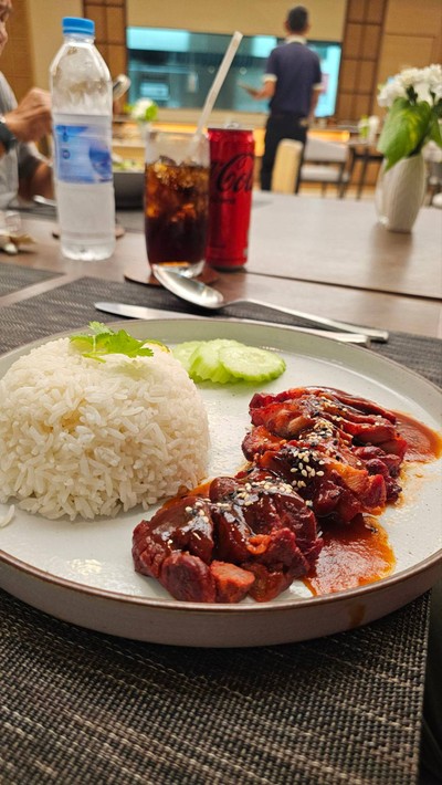 ข้าวหมูแดงฉีเชี้ยว หมักน้ำผึ้ง