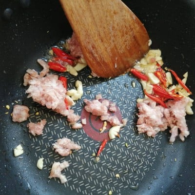 วิธีทำ ผัดกระเพราหมูยอ+หมูสับ