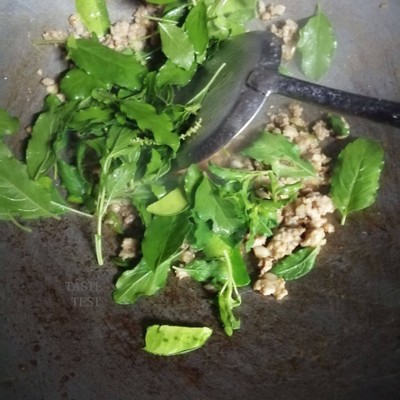 วิธีทำ กระเพราไก่สับใส่ใบมะกรูด วิธีทำ กระเพราไก่สับใส่ใบมะกรูด