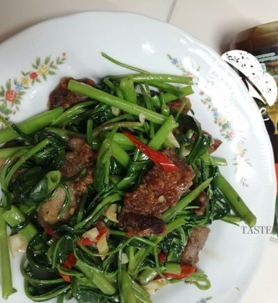 ผัดผักบุ้งหมูทอด