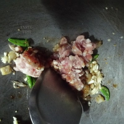 วิธีทำ กระเพราไก่สับใส่ใบมะกรูด วิธีทำ กระเพราไก่สับใส่ใบมะกรูด