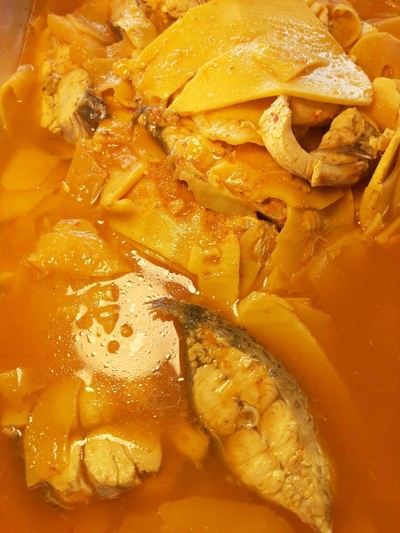 แกงเหลืองหรือแกงส้มปลากะพงหน่อไม้ดอง