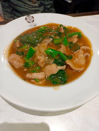 เส้นใหญ่ราดหน้าหมูคะน้าฮ่องกง