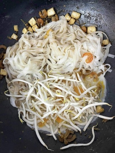 วิธีทำ ผัดไทยหมูกรอบ