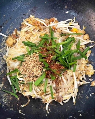 วิธีทำ ผัดไทยหมูกรอบ