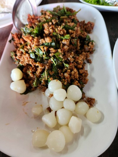 กระดูกอ่อนผัดใบยี่หร่ากระเทียมโทน