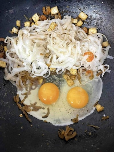 วิธีทำ ผัดไทยหมูกรอบ