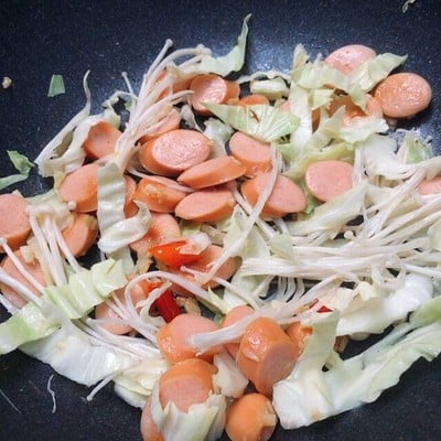 วิธีทำ มักโรนีผัดไข่ไส้กรอก