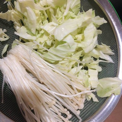 วิธีทำ มักโรนีผัดไข่ไส้กรอก