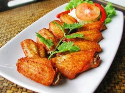 ปีกไก่ทอดซอสต้มยำ