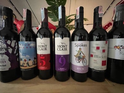 ที่ร้านแอบมีไวน์ให้เลือกนอกจากเบียร์ด้วย ขายเป็นแก้วด้วย