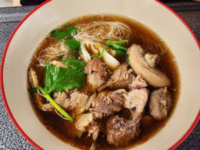 หมี่น้ำทุกอย่างพิเศษ