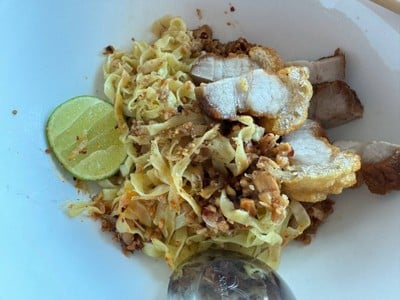 บะหมี่แห้งต้มยำหมูกรอบ ไม่ผัก