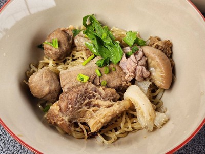 บะหมี่เนื้อแห้งทุกอย่างพิเศษ