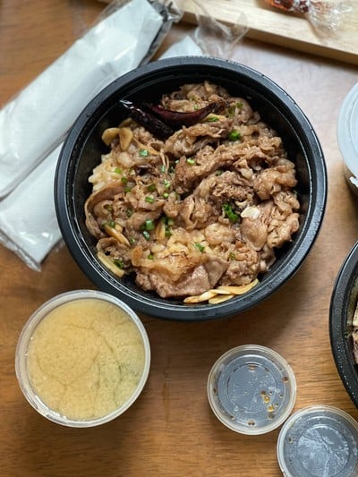 ข้าวหน้าเนื้อพ่นไฟ